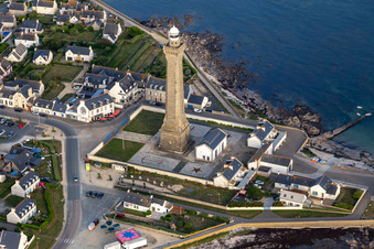 Vue aérienne de Phare d'Eckmühl à Penmarch dans le département Finistère, France