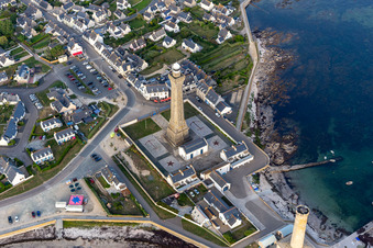 Vue aérienne de Phare d'Eckmühl à Penmarch dans le département Finistère, France