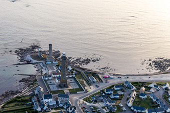Vue aérienne de Phare d'Eckmühl et le vieux phare de Penmarch à le quartier St-Guenole-St Pierre in Penmarch dans le département Finistère, France