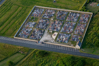 Vue aérienne de Cimetière à le quartier St-Guenole-St Pierre in Penmarch dans le département Finistère, France