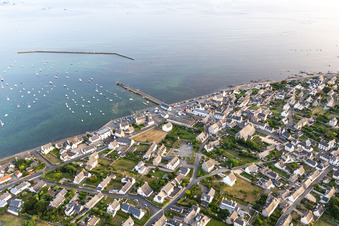 Vue aérienne de Estacade de Kérity à le quartier Penmarc'h-Kerity in Penmarch dans le département Finistère, France