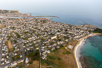Vue aérienne de Plage de la Grève Blanche à Guilvinec dans le département Finistère, France