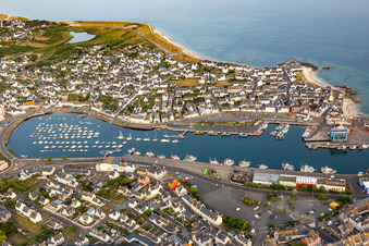 Port de Guilvine à Treffiagat dans le département Finistère, France depuis l'avion