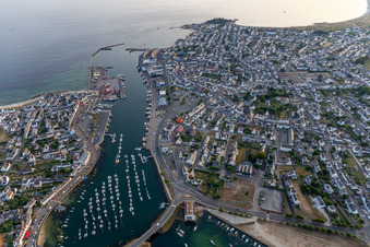 Port de Guilvine à Treffiagat dans le département Finistère, France vue du ciel