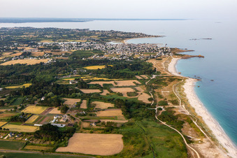 Vue aérienne de Plage de Skividen à Treffiagat dans le département Finistère, France