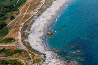 Vue aérienne de Plage de Kersauz, Rocher Éléphant blanc à Treffiagat dans le département Finistère, France