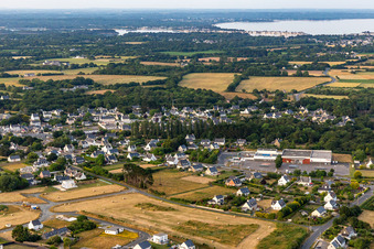 Vue aérienne de Super U et Drive à Plobannalec-Lesconil dans le département Finistère, France