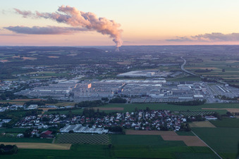 Vue aérienne de Usine BMW 2.40 à le quartier Höfen in Dingolfing dans le département Bavière, Allemagne