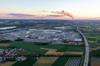 Vue aérienne de Usine BMW 2.40 à le quartier Höfen in Dingolfing dans le département Bavière, Allemagne