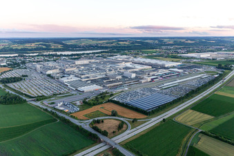 Photographie aérienne de Usine BMW 2.40 à le quartier Höfen in Dingolfing dans le département Bavière, Allemagne