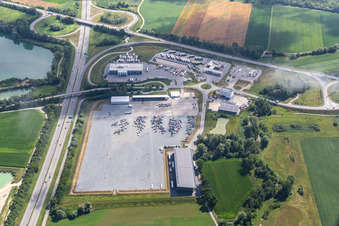 Vue aérienne de Esso Autohof Pilsting et la maison de ventes aux enchères automobiles Copart Deutschland GmbH - site de Munich à Pilsting dans le département Bavière, Allemagne