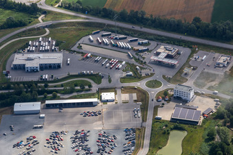 Vue aérienne de Esso Autohof Pilsting et la maison de ventes aux enchères automobiles Copart Deutschland GmbH - site de Munich à Pilsting dans le département Bavière, Allemagne