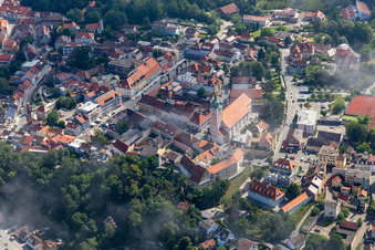 Vue aérienne de Place de la Haute-Ville avec l'église paroissiale de l'Assomption de Marie à le quartier Zanklau in Landau an der Isar dans le département Bavière, Allemagne