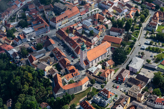 Vue aérienne de Place de la Haute-Ville avec l'église paroissiale de l'Assomption de Marie à le quartier Zanklau in Landau an der Isar dans le département Bavière, Allemagne