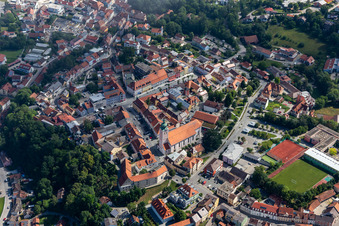 Photographie aérienne de Place de la Haute-Ville avec l'église paroissiale de l'Assomption de Marie à le quartier Zanklau in Landau an der Isar dans le département Bavière, Allemagne