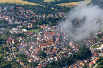 Vue aérienne de Place de la Haute-Ville avec l'église paroissiale de l'Assomption de Marie à le quartier Zanklau in Landau an der Isar dans le département Bavière, Allemagne