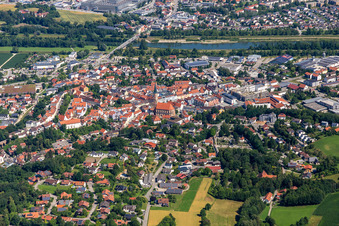 Vue aérienne de Saint Jean Dingolfing à Dingolfing dans le département Bavière, Allemagne