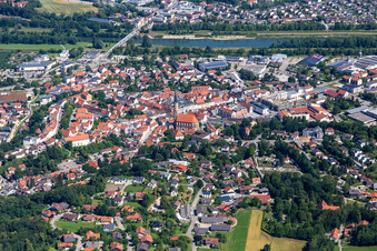 Vue aérienne de Saint Jean Dingolfing à Dingolfing dans le département Bavière, Allemagne