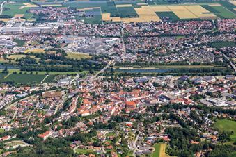 Vue aérienne de Vue de la ville sur l'Isar à Dingolfing dans le département Bavière, Allemagne