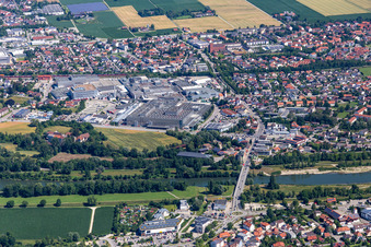 Vue aérienne de Parc industriel Goben I avec l'usine BMW 2.1 à le quartier Höll in Dingolfing dans le département Bavière, Allemagne
