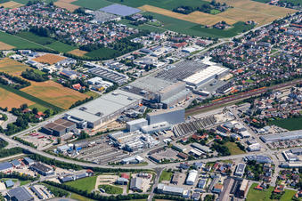Vue aérienne de Parc industriel Goben I avec usine BMW 2.2 à le quartier Höll in Dingolfing dans le département Bavière, Allemagne