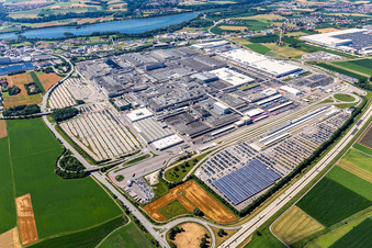 Vue aérienne de Usine BMW sur l'Isar à le quartier Höfen in Dingolfing dans le département Bavière, Allemagne