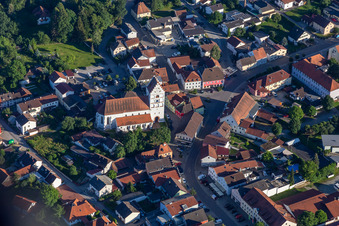 Vue aérienne de Église paroissiale l à Reisbach dans le département Bavière, Allemagne