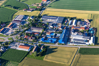 Vue aérienne de Zone commerciale Schreinerstraße avec Voggenreiter GmbH et Lohr GmbH à le quartier Niederreisbach in Reisbach dans le département Bavière, Allemagne