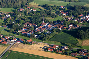 Vue aérienne de Vue du village depuis le nord-ouest à le quartier Ruhstorf in Simbach dans le département Bavière, Allemagne