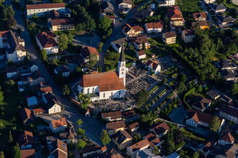 Vue aérienne de Saint-Georges au cimetière à Arnstorf dans le département Bavière, Allemagne