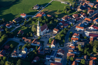 Vue aérienne de Église de l'Assomption de Marie à Mariakirchen à le quartier Mariakirchen in Arnstorf dans le département Bavière, Allemagne