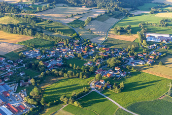 Vue aérienne de Vue du village depuis le sud-ouest à le quartier Schmiedorf in Roßbach dans le département Bavière, Allemagne