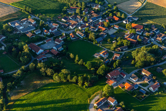 Vue aérienne de Vue du village depuis le sud-ouest à le quartier Schmiedorf in Roßbach dans le département Bavière, Allemagne