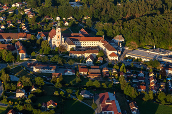 Vue aérienne de L'ancienne église abbatiale de l'Assomption de Marie et la cour du monastère Aldersbach avec Aldersbacher Bräustüberl à le quartier Sankt Peter in Aldersbach dans le département Bavière, Allemagne