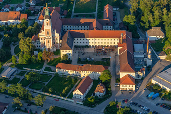 Vue aérienne de L'ancienne église abbatiale de l'Assomption de Marie et la cour du monastère Aldersbach avec Aldersbacher Bräustüberl à le quartier Sankt Peter in Aldersbach dans le département Bavière, Allemagne