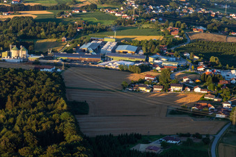 Vue aérienne de Holzwerke Weinzierl GmbH à le quartier Eben in Vilshofen an der Donau dans le département Bavière, Allemagne