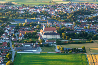 Vue aérienne de Asambasilika Altenmarkt à le quartier Altenmarkt in Osterhofen dans le département Bavière, Allemagne