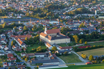 Vue aérienne de Asambasilika Altenmarkt à le quartier Altenmarkt in Osterhofen dans le département Bavière, Allemagne