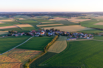 Vue aérienne de Quartier Kirchdorf bei Osterhofen in Osterhofen dans le département Bavière, Allemagne