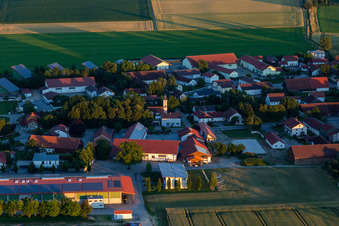 Vue aérienne de Église filiale de Saint-Pierre-et-Paul à Neusling à le quartier Neusling in Wallerfing dans le département Bavière, Allemagne