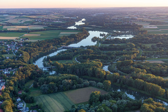 Vue aérienne de Plaines inondables de l'Isar à Ettling à le quartier Ettling in Wallersdorf dans le département Bavière, Allemagne