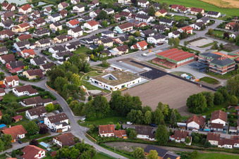 Vue aérienne de École primaire et secondaire Hans Carossa à Pilsting dans le département Bavière, Allemagne
