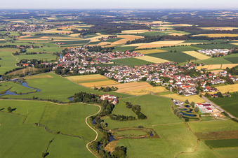 Vue aérienne de À Aham à le quartier Loizenkirchen in Aham dans le département Bavière, Allemagne