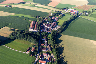 Vue aérienne de Quartier Neuhausen in Aham dans le département Bavière, Allemagne