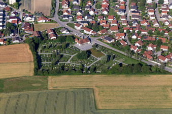 Vue aérienne de Cimetière Geisenhausen à le quartier Eiselsdorf in Geisenhausen dans le département Bavière, Allemagne