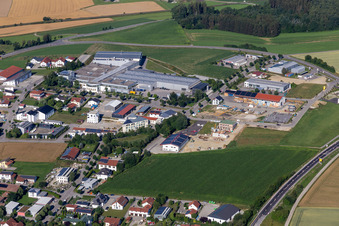 Vue aérienne de Zone industrielle Diesel-/Benzstraße avec Pöschl Tabak GmbH & Co. KG à Geisenhausen dans le département Bavière, Allemagne