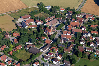 Vue aérienne de Saint Jean-Baptiste à le quartier Hohenegglkofen in Kumhausen dans le département Bavière, Allemagne