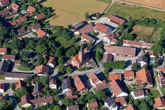 Vue aérienne de Saint Jean-Baptiste à le quartier Hohenegglkofen in Kumhausen dans le département Bavière, Allemagne