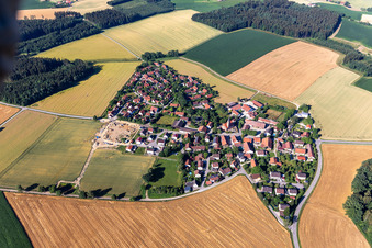 Vue aérienne de Vue de la ville depuis le nord à le quartier Hohenegglkofen in Kumhausen dans le département Bavière, Allemagne