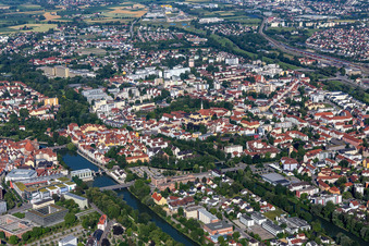 Vue aérienne de Hammerinsel entre l'Isar et le Kleiner Isar à Landshut dans le département Bavière, Allemagne